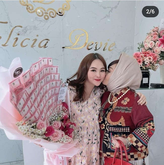 Selain gaya hijab yang menjulang tinggi, Reihana semakin menjadi perbincangan usai tampil dengan hijab poni ketika sedang OOTD dengan seorang wanita. Reihana terlihat memakai wig warna cokelat tua, dengan ciri khas hijabnya yang sengaja dibentuk tinggi. Foto: Dok. Twitter @PartaiSocmed.