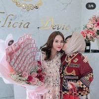 Selain gaya hijab yang menjulang tinggi, Reihana semakin menjadi perbincangan usai tampil dengan hijab poni ketika sedang OOTD dengan seorang wanita. Reihana terlihat memakai wig warna cokelat tua, dengan ciri khas hijabnya yang sengaja dibentuk tinggi. Foto: Dok. Twitter @PartaiSocmed.