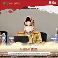 Mengenai gaya hijabnya yang kini juga jadi atensi, Reihana terlihat seperti memakai peci karena bentuk atas hijab terlihat kotak. Namun saat dilihat lebih jelas, Reihana seperti mengenakan mika hijab yang membuat efek tinggi pada bagian depan hijab. Kemudian ia mengenakan inner hijab hitam bahan kaus agar bagian depan rambut tidak terlihat.  Foto: Dok. Instagram @dinkeslampung.