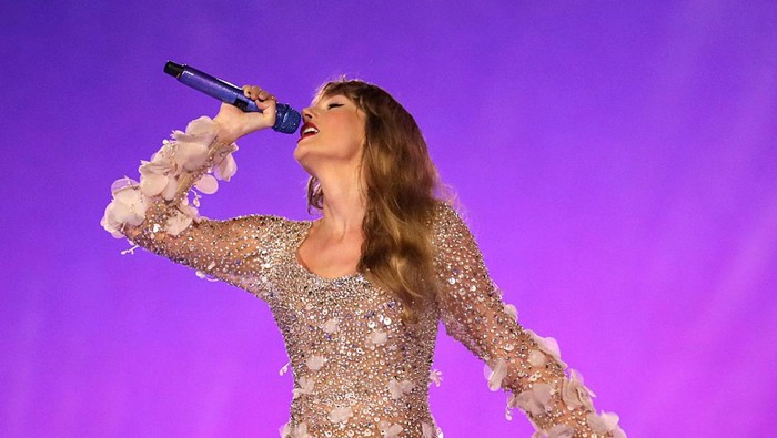 TAMPA, FLORIDA - APRIL 13: EDITORIAL USE ONLY Taylor Swift performs onstage during 