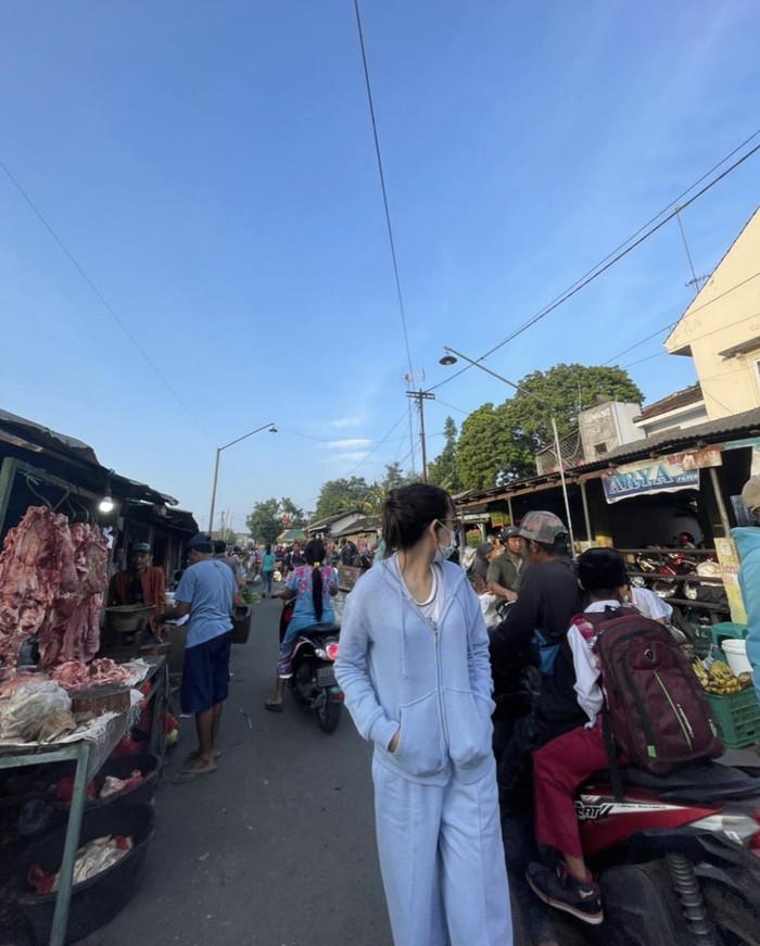 Go International! Intip Gaya Happy Asmara Saat ke Pasar hingga Makan di Resto Go International! Intip Gaya Happy Asmara Saat ke Pasar hingga Makan di Resto