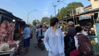 Happy Asmara akan tur ke luar negeri nih. Meski go intrernational, Happy Asmara masih suka belanja makanan ke pasar seperti ini. Foto: Instagram @happy_asmara77