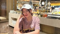 Pedangdut asal Kediri itu juga suka menghabiskan waktu makannya di restoran. Kali ini ia sedang menunggu makannya datang untuk disajikan di meja. Foto: Instagram @happy_asmara77