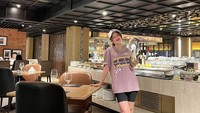 Sambil menunggu makanan, tak lupa Happy Asmara minum air putih dulu. Kira-kira Happy pesan makan apa ya? Foto: Instagram @happy_asmara77
