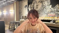 Di restoran ini, pedangdut koplo itu terlihat sedang menikmati potongan daging steak. Foto: Instagram @happy_asmara77
