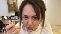 Tak hanya makanan berat, pedangdut dengan julukan “The Queen of Broken Heart” itu juga suka minum kopi dan makan dessert. Foto: Instagram @happy_asmara77