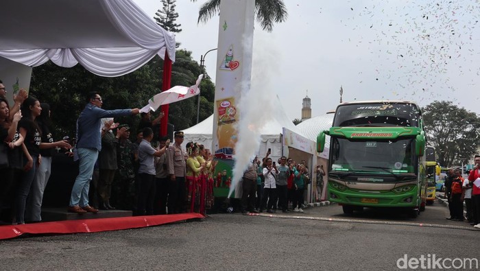 Gubernur Jawa Barat Ridwan Kamil melepas 20-an bus yang membawa kurang lebih 1.000 orang pemudik dari Bandung di Kantor Bapenda Jabar, Selasa (18/4/2023).
