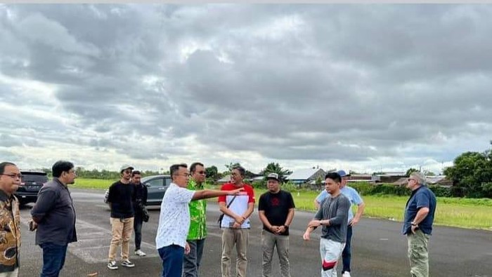 Gubernur Nusa Tenggara Barat Zulkieflimansyah saat meninjau kawasan eks Bandara Selaparang Kota Mataram beberapa waktu lalu. Bekas bandara itu akan diubah menjadi sirkuti MXGP