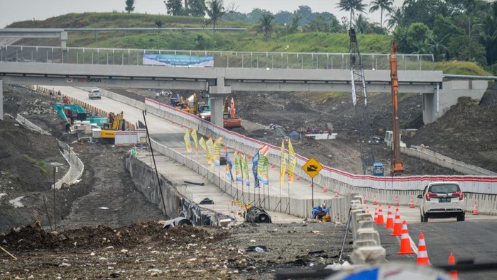 H-4 Lebaran, Tol Fungsional Cisumdawu Masih Lengang Kendaraan melintasi jalur fungsional Tol Cileunyi-Sumedang-Dawuan (Cisumdawu) di Paseh, Kabupaten Sumedang, Jawa Barat, Selasa (18/4/2023). Pada H-4 Lebaran, jalan tol fungsional Cisumdawu seksi empat hingga enam atau Cimalaka sampai Ujung Jaya yang di buka pada pukul 08.00 hingga pukul 15.00 WIB tersebut terpantau lengang. ANTARA FOTO/Raisan Al Farisi/tom.