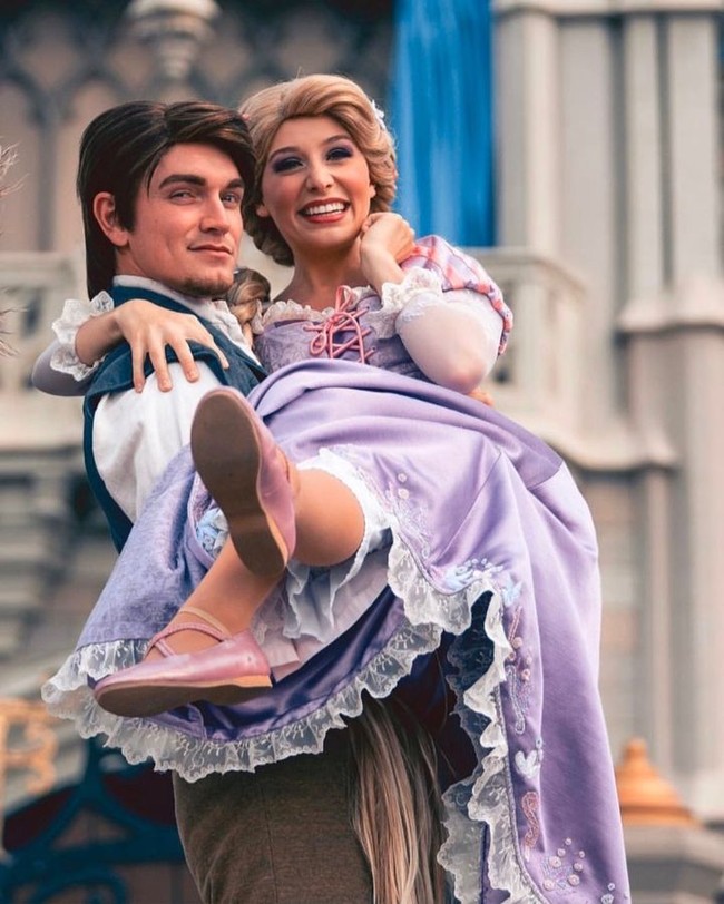 Kostumnya sangat sangat berat dan itu membuat masalah. Seperti wig Rapuzel, sebenarnya memberiku masalah leher, katanya.Foto: Instagram