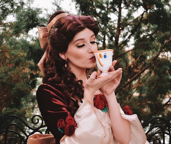 Hunter juga lelah harus berhati-hati ketika posting di media sosial. Selain tidak boleh menampilkan dirinya seorang putri Disney, ia juga harus memastikan komentar di postingannya tidak menjurus kepada karakter yang dimainkannya.Foto: Instagram