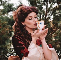 Hunter juga lelah harus berhati-hati ketika posting di media sosial. Selain tidak boleh menampilkan dirinya seorang putri Disney, ia juga harus memastikan komentar di postingannya tidak menjurus kepada karakter yang dimainkannya.Foto: Instagram