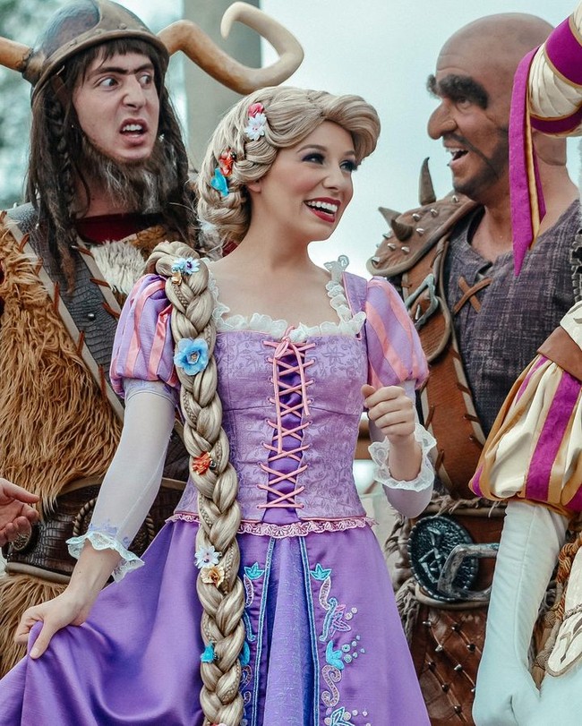 Hal itu diperparah dengan rekan-rekan kerja yang tak selalu menyenangkan. Karena lingkungan yang toxic, ia mengaku sering merasa ingin menyendiri dan menangis selagi bekerja. Ada orang-orang yang bicara buruk tentangmu, mereka tidak suka kamu dapat parade atau show. Aku merasa menjadi putri Disney harus bekerja keras ketika kamu harus bahagia 100% saat itu karena kamu tidak bisa membiarkan dirinya marah, kata Hunter Haag.Foto: Instagram