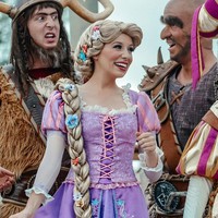 Hal itu diperparah dengan rekan-rekan kerja yang tak selalu menyenangkan. Karena lingkungan yang toxic, ia mengaku sering merasa ingin menyendiri dan menangis selagi bekerja. Ada orang-orang yang bicara buruk tentangmu, mereka tidak suka kamu dapat parade atau show. Aku merasa menjadi putri Disney harus bekerja keras ketika kamu harus bahagia 100% saat itu karena kamu tidak bisa membiarkan dirinya marah, kata Hunter Haag.Foto: Instagram