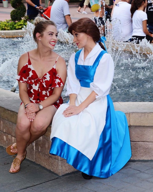 Wanita 30 tahun itu pun mengaku trauma karena pekerjaan itu hingga mempengaruhi kepercayaan dirinya. Dipilih karena penampilan, Hunter malah merasa jika profesi tersebut menjadikannya malah tidak percaya diri ketika membandingkan diri dengan sesama princess yang kemudian membuat mereka mulai saling berkompetisi. Belum lagi tuntutan untuk selalu langsing.Foto: Instagram