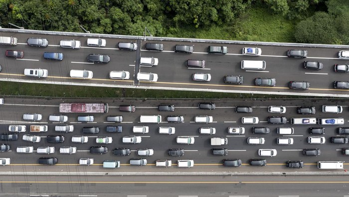 Kepadatan Tol Menuju Jakarta Memuncak pada Jumat Pagi