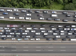 Duh! Sejumlah Mobil Terobos Cone Pembatas saat Contraflow di Tol Japek