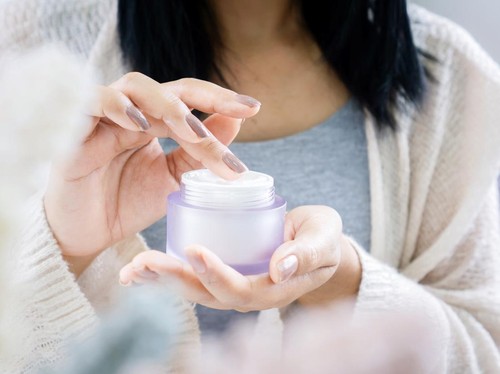 7 Skincare untuk Mengangkat Sel Kulit Mati, Wajah Jadi Bersih dan Cerah