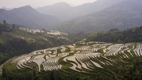 Pemandangan terasering sawah di desa Jiachai, kotapraja Jiapang, kabupaten Congjiang, provinsi Guizhou, China, Minggu (16/4/2023).