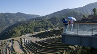Terasering yang meliuk ini seringkali didatangi wisatawan untuk menikmati keindahannya.
