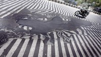 Di India, gelombang panas pernah sampai membuat aspal meleleh. Seram ya? (Dok. EPA)