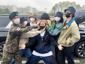 Penampilan J-Hope BTS dengan Rambut Plontos, Diantar Personel Pergi Wamil