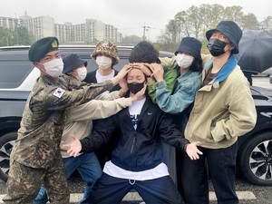 Penampilan J-Hope BTS dengan Rambut Plontos, Diantar Personel Pergi Wamil