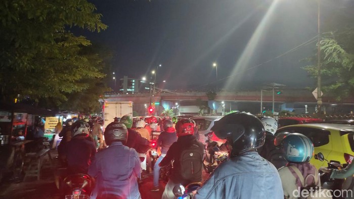 jalanan surabaya macet