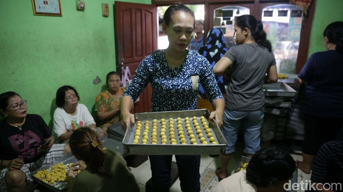 Jelang Lebaran penjualan kue kering industri rumahan turut meningkat. Kenaikan permintaan sampai 50 persen.