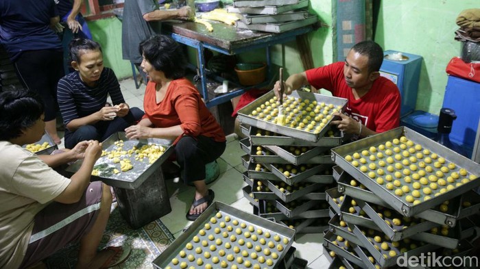 Jelang Lebaran Permintaan Kue Kering Meningkat Jelang Lebaran penjualan kue kering industri rumahan turut meningkat. Kenaikan permintaan sampai 50 persen.