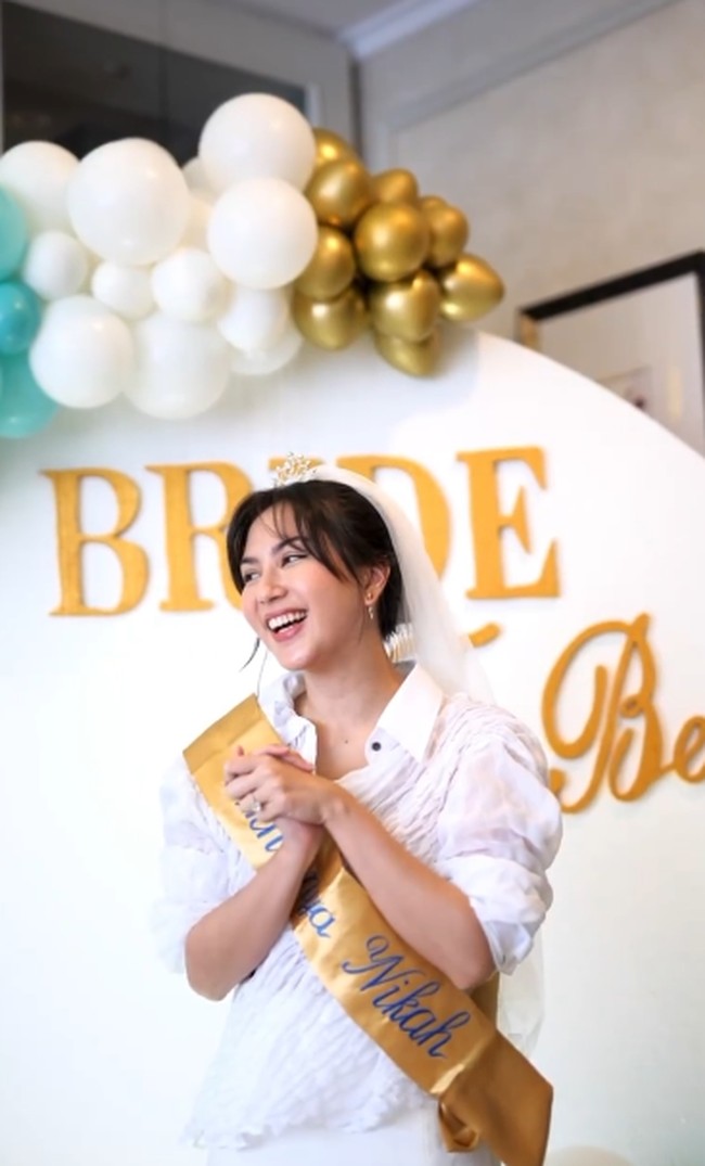 Di momen tersebut Jessica Mila dan sejumlah sahabatnya saling memberikan pidato. Ada momen di mana Jessica Mila terlihat terharu bahagia. Foto: dok. Instagram/@jscmila