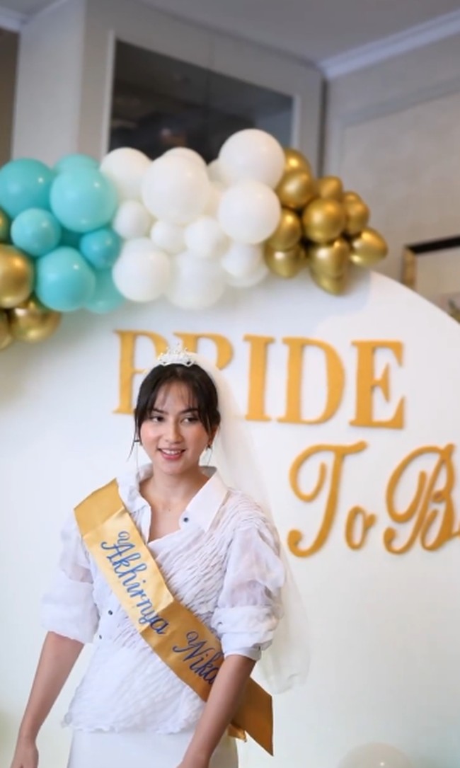 So lucky to be surrounded by so much love. The countdown is officially on, begitu keterangan unggahan di Instagram Jessica Mila. Foto: dok. Instagram/@jscmila