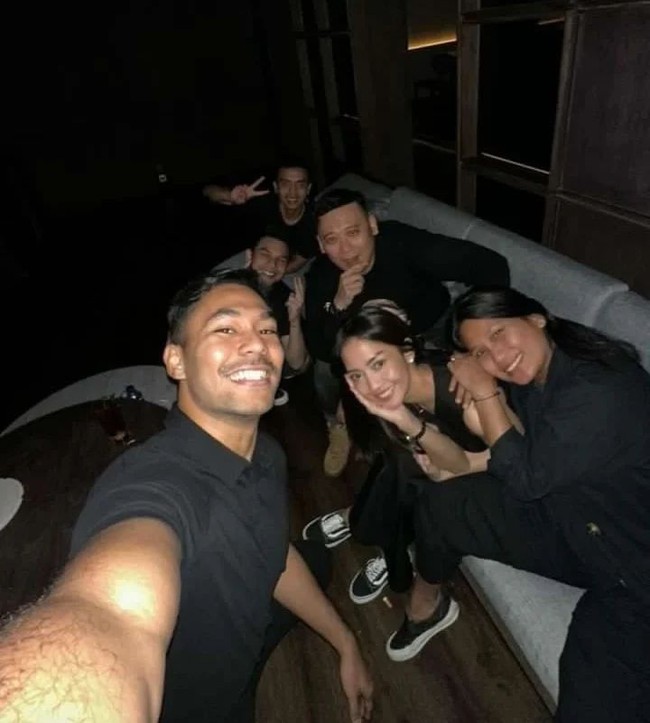 Bersama dengan Ijonk dan para tamu undangan lain yang hadir, Ririn tampil kompak mengenakan pakaian berwarna hitam. Hampir di setiap foto-foto yang diunggah terlihat Ririn yang ikut berpose bersama. Foto: Instagram/support_ririnijonk