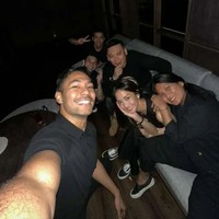 Bersama dengan Ijonk dan para tamu undangan lain yang hadir, Ririn tampil kompak mengenakan pakaian berwarna hitam. Hampir di setiap foto-foto yang diunggah terlihat Ririn yang ikut berpose bersama. Foto: Instagram/support_ririnijonk