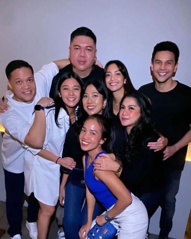 Naysilla Mirdad dan kekasihnya, Arfito Hutagalung juga tampak hadir dan berfoto bersama. Terlihat Naysilla dan kekasihnya itu kompak mengenakan pakaian berwarna putih. Foto: Instagram/support_ririnijonk