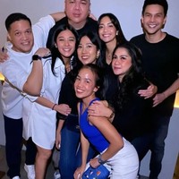 Naysilla Mirdad dan kekasihnya, Arfito Hutagalung juga tampak hadir dan berfoto bersama. Terlihat Naysilla dan kekasihnya itu kompak mengenakan pakaian berwarna putih. Foto: Instagram/support_ririnijonk