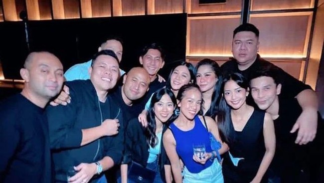 Kehadiran Ririn dalam perayaan ultah Ijonk itu berhasil mencuri atensi karena diketahui keduanya sempat diisukan memiliki hubungan spesial. Ririn bahkan disebut-sebut menjadi orang ketiga dibalik perceraian Ijonk dan Dhena. Foto: Instagram/support_ririnijonk