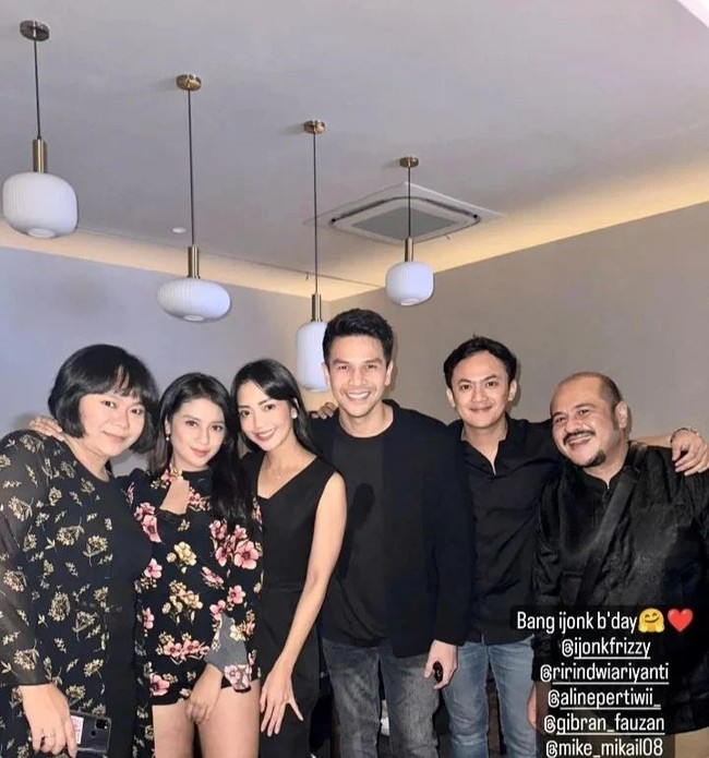 Potret Ririn dan Ijonk bersama para tamu undangan yang hadir. Terlihat Ririn yang berdiri persis di sebelah Ijonk. Foto: Instagram/support_ririnijonk