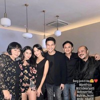 Potret Ririn dan Ijonk bersama para tamu undangan yang hadir. Terlihat Ririn yang berdiri persis di sebelah Ijonk. Foto: Instagram/support_ririnijonk