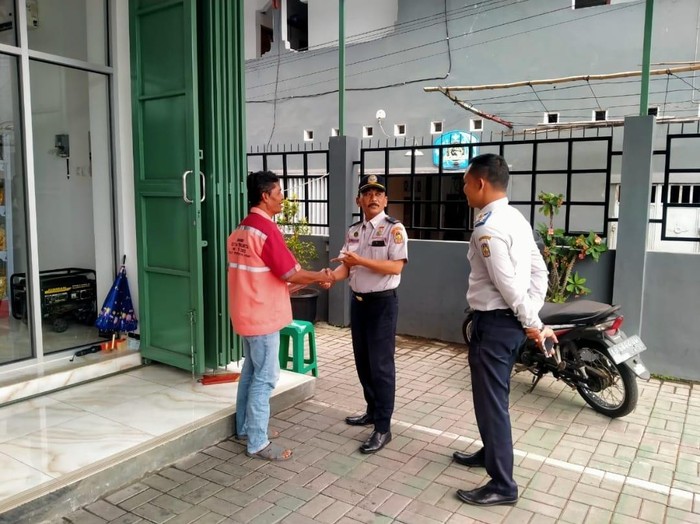 Jukir yang mengenakan salah satu seragam resmi dari Pemkot Jogja.