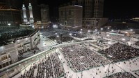 Masjidil Haram memang mengalami lonjakan jemaah begitu memasuki 10 hari bulan Ramadan. Tak hanya warga domestik, warga dari luar negeri juga berlomba-lomba datang untuk mengharap keberkahan bertamu ke Baitullah di bulan suci.  