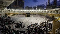Setiap sudut Masjidil Haram penuh sesak. Lebih-lebih di area umrah, yaitu di mataf (area di sekeliling Kabah tempat Tawaf: mengitari Kabah 7 kali berlawanan arah jarum jam) dan di masa, area untuk melaksanakan Sai (berjalan/lari kecil dari bukit Safa ke Marwa 7 kali bolak-balik).  