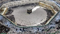Umat Muslim beribadah di Masjidil Haram, Makkah, Arab Saudi, Senin (17/4/2023).  