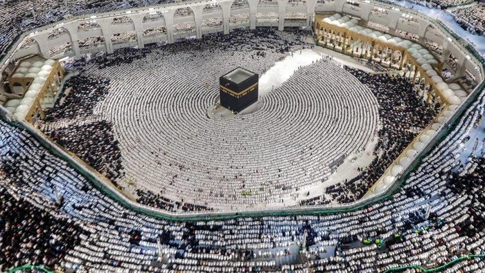 Muslim worshippers pray around the Kaaba, Islams holiest shrine, at the Grand Mosque in the holy city of Mecca on April 17, 2023, on the night of 27 Ramadan, believed to be Laylat al-Qadr, one of the holiest nights during the holy fasting month of Ramadan. (Photo by Abdel Ghani BASHIR / AFP) (Photo by ABDEL GHANI BASHIR/AFP via Getty Images)