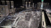 Diperkirakan, sebanyak tiga juta jemaah melakukan salat pada malam ke-27 di bulan suci Ramadan di Masjidilharam, Mekah, Arab Saudi, Senin (17/4/2023). Para jemaah memenuhi masjid suci tersebut hingga ke halaman masjid.  