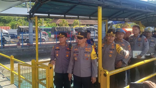 Kapolda Bali Irjen Pol Putu Jayan Danu Putra saat melakukan peninjauan di Pelabuhan Padangbai dalam rangka mudik Lebaran Idul Fitri 1444 Hijriah pada Selasa (18/4/2023).