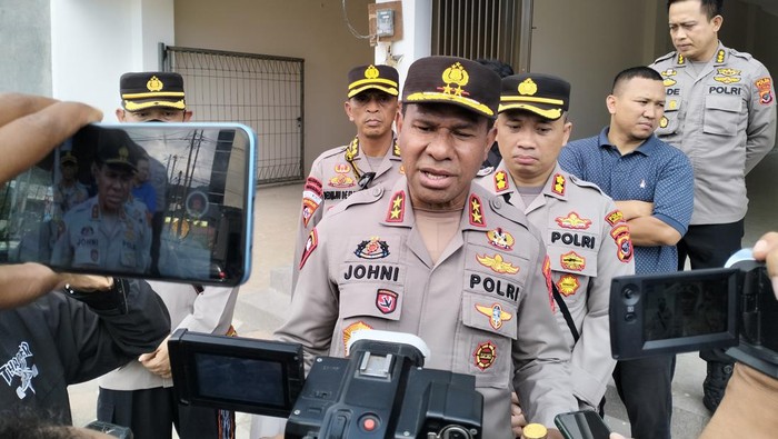 Kapolda Nusa Tenggara Timur (NTT) Irjen Pol. Drs. Johanis Asadoma saat meninjau Ruko yang akan dijadikan Comand Center Polri saat KTT ASEAN di Labuan Bajo pada Mei 2023 (Ambrosius Ardin)