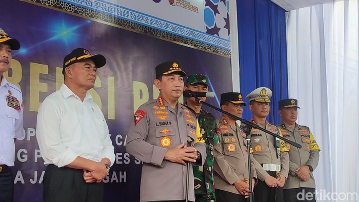 Kapolri Jenderal Listyo Sigit saat meninjau arus mudik Lebaran di Tol Kalikangkung, Selasa (18/4/2023).
