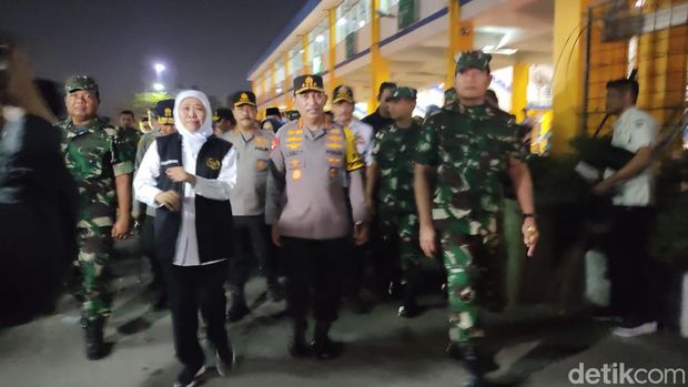 Kapolri Jenderal Listyo Sigit Prabowo bersama Panglima TNI Laksamana Yudo Margono meninjau Terminal Purabaya, Sidoarjo.