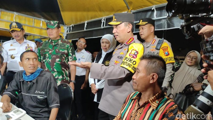 Kapolri Jenderal Listyo Sigit Prabowo bersama Panglima TNI Laksamana Yudo Margono meninjau Terminal Purabaya, Sidoarjo.
